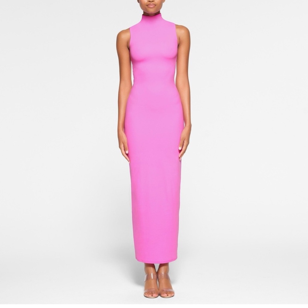 NWT SKIMS FITS EVERYBODY size m NEON